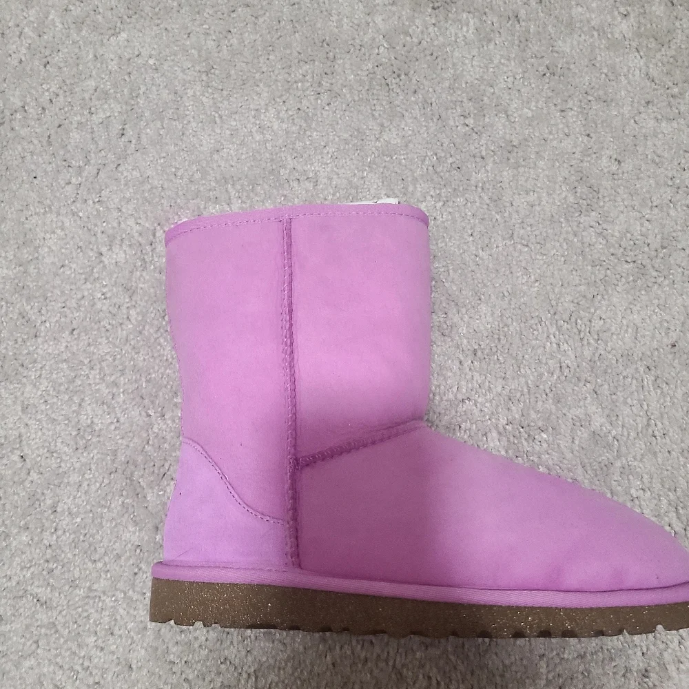 UGG - Picture 1 of 5